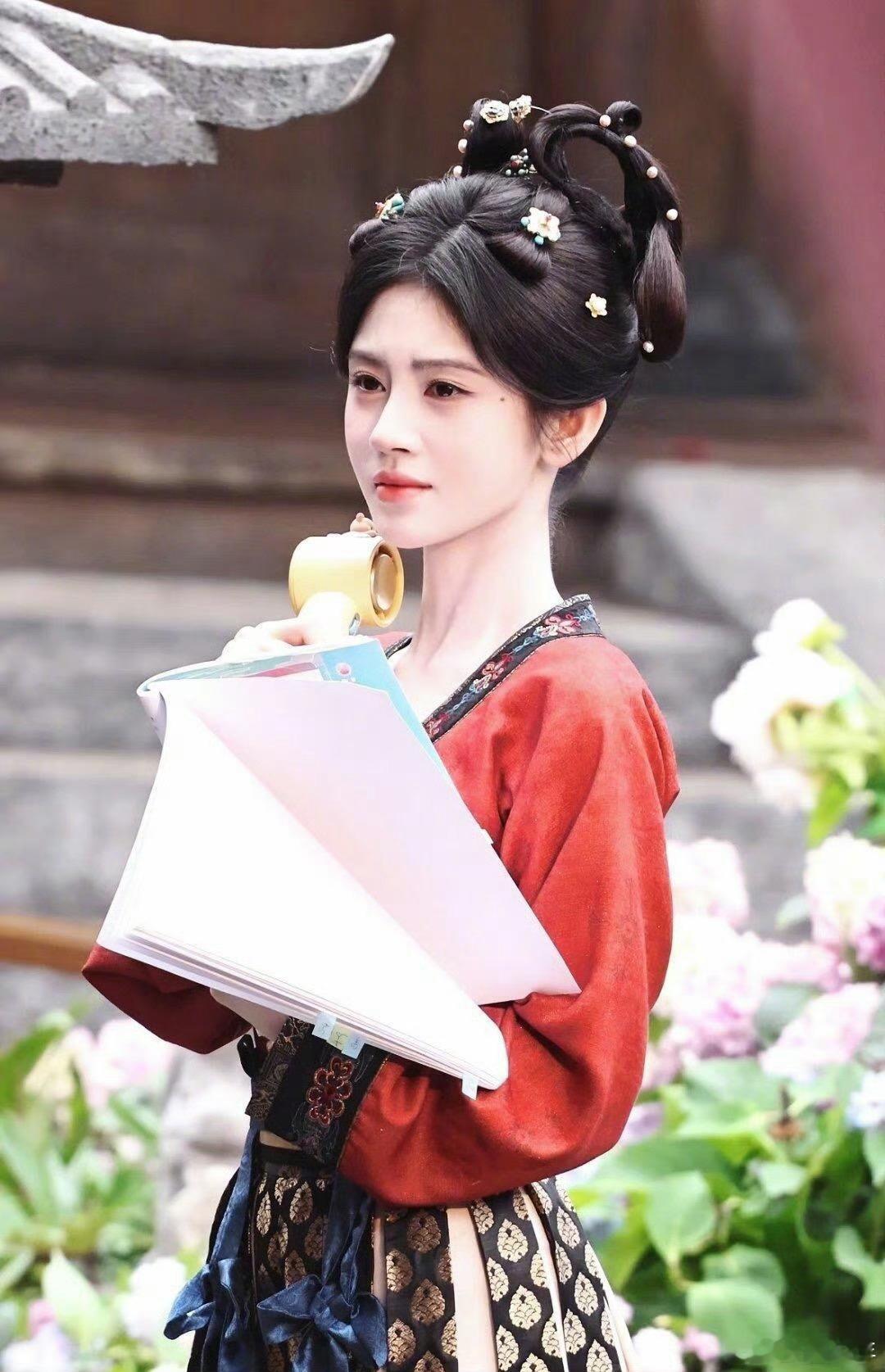 鞠婧祎万花世界唐宫装路透鞠婧祎万花世界唐宫装造型轻纱锦缎搭配精巧头面，唐装的丰盈