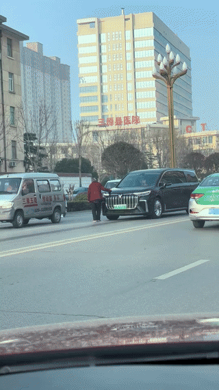 车主碰到这样的人也是真够倒霉的！
这位老人都已经这么大的年纪了，竟然还出来“碰瓷