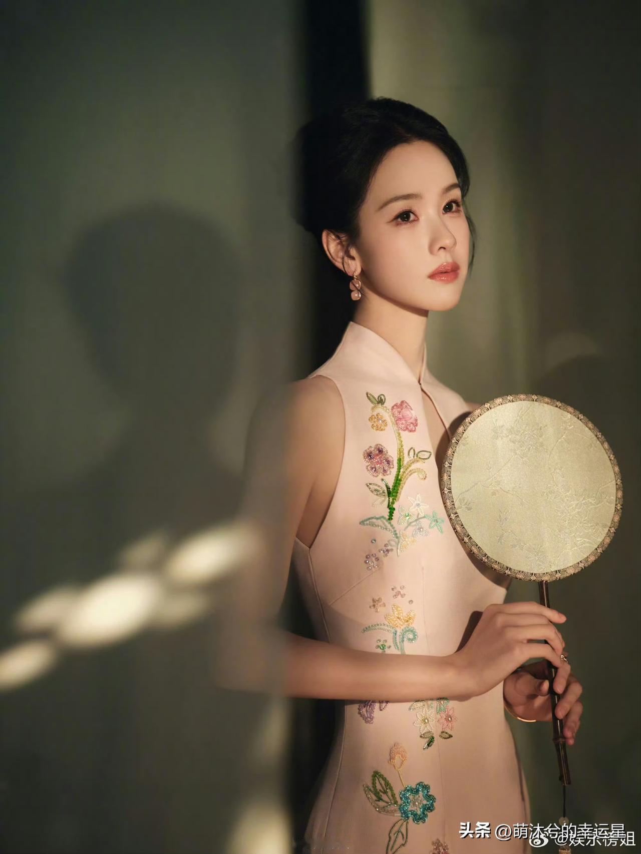 陈都灵月光妆陈都灵旗袍+温柔月光妆都美成啥了，好好看，杨单很懂嘟嘟的美，多多合作