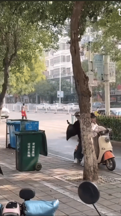 网友说：这种医好都流口水！女子丢垃圾，起初坐在车上甩了几次都没丢进垃圾桶。接着她