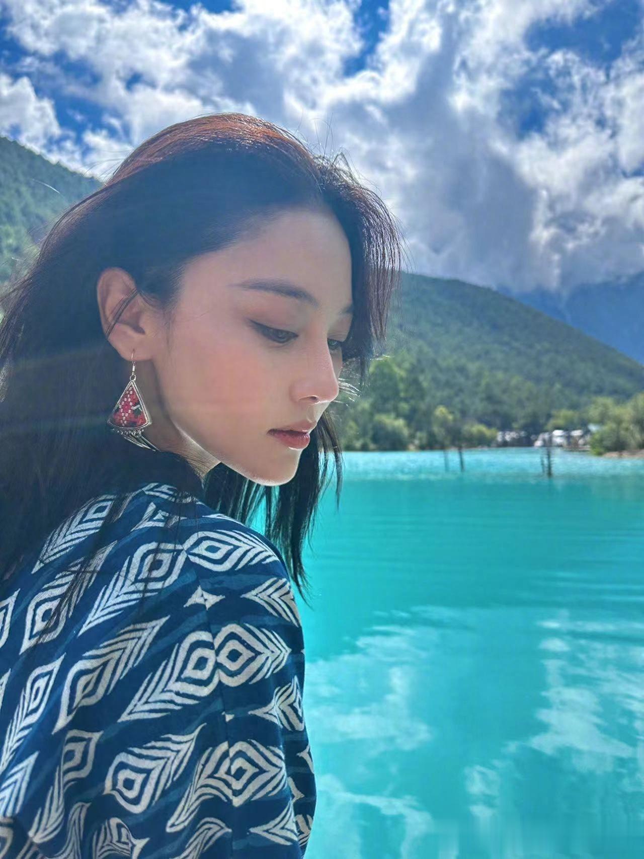 网友香格里拉偶遇张馨予夫妇，何捷拍照拎包太甜了吧~

近日，有网友在香格里拉偶遇