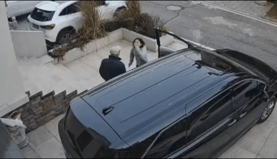 停人家大门口院子，很久很久了，女子打电话通知男子来挪车反被对方骂，态度还这么横的