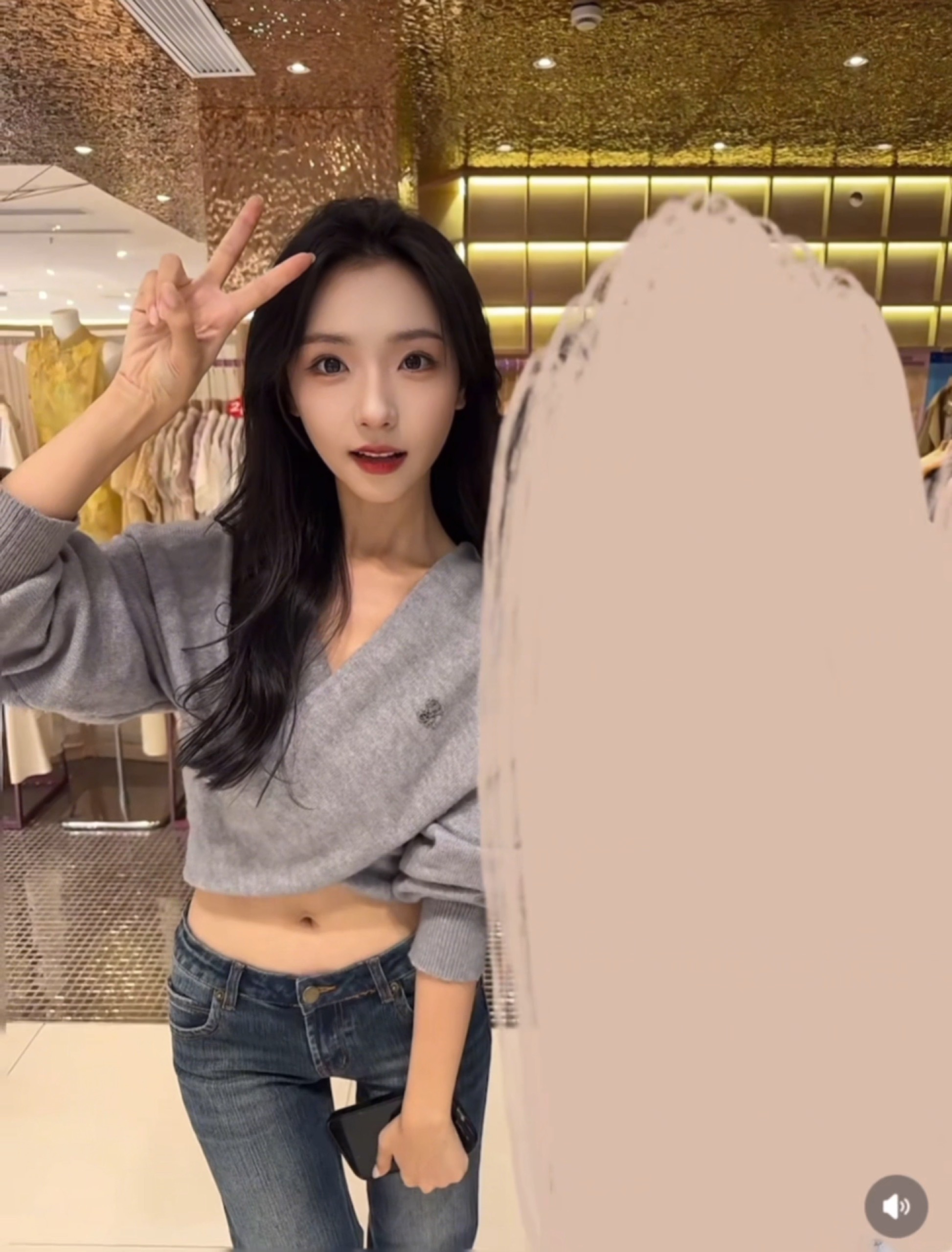 王云云今晚路人偶遇合影美的有点过分了吧 ​​​