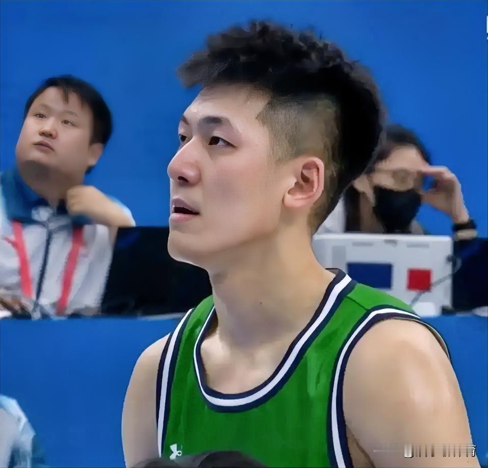 张陈志峰统治篮下，打u22比赛简直就是降维打击。国手刘金雨狂砍41分，得分犹如探