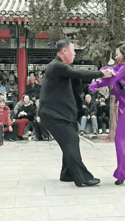 这哪里是跳舞，分明是摔舞。