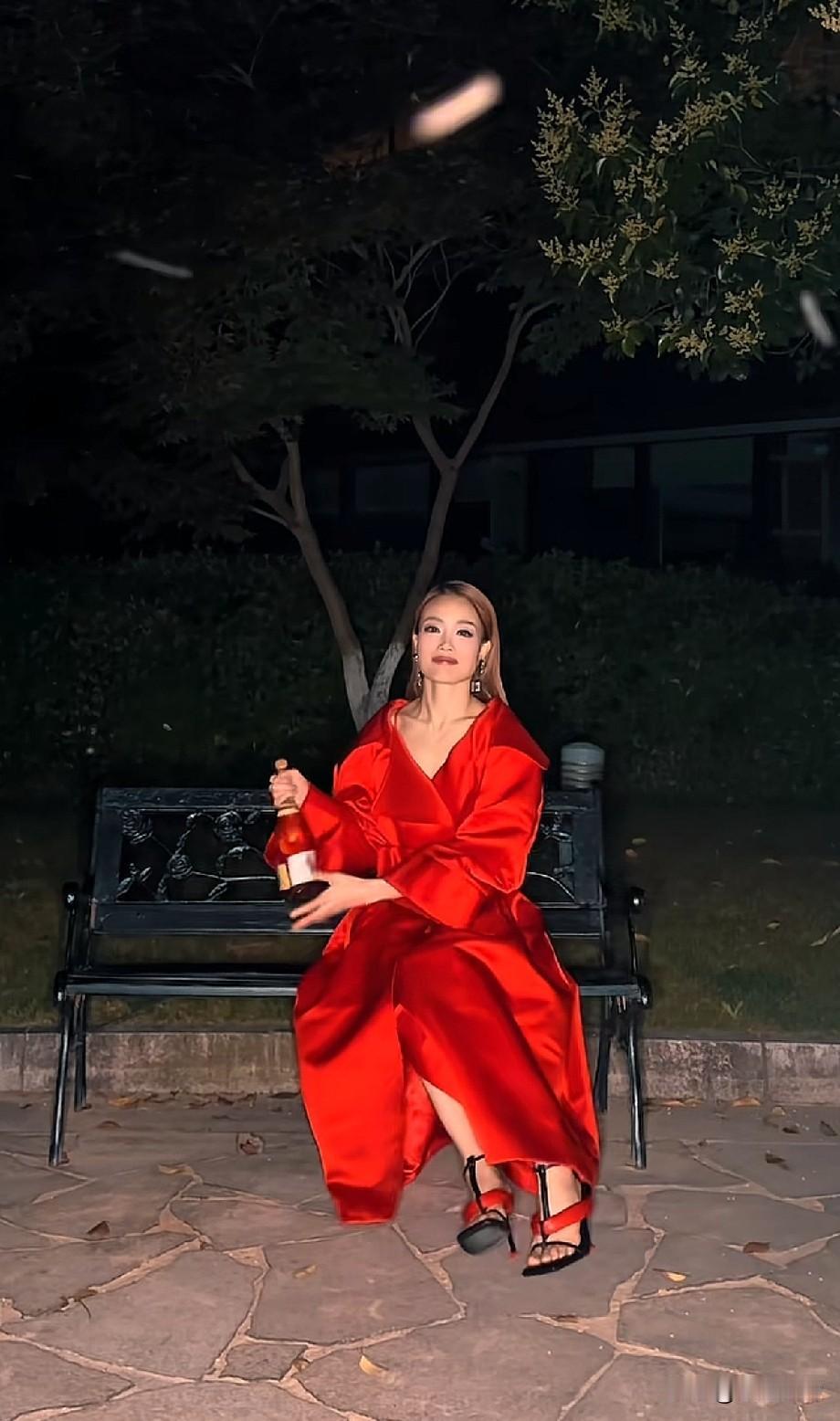 容祖儿06.16生日快乐！一袭红裙明艳夺目，状态美到封神
 
6月16日，乐坛实