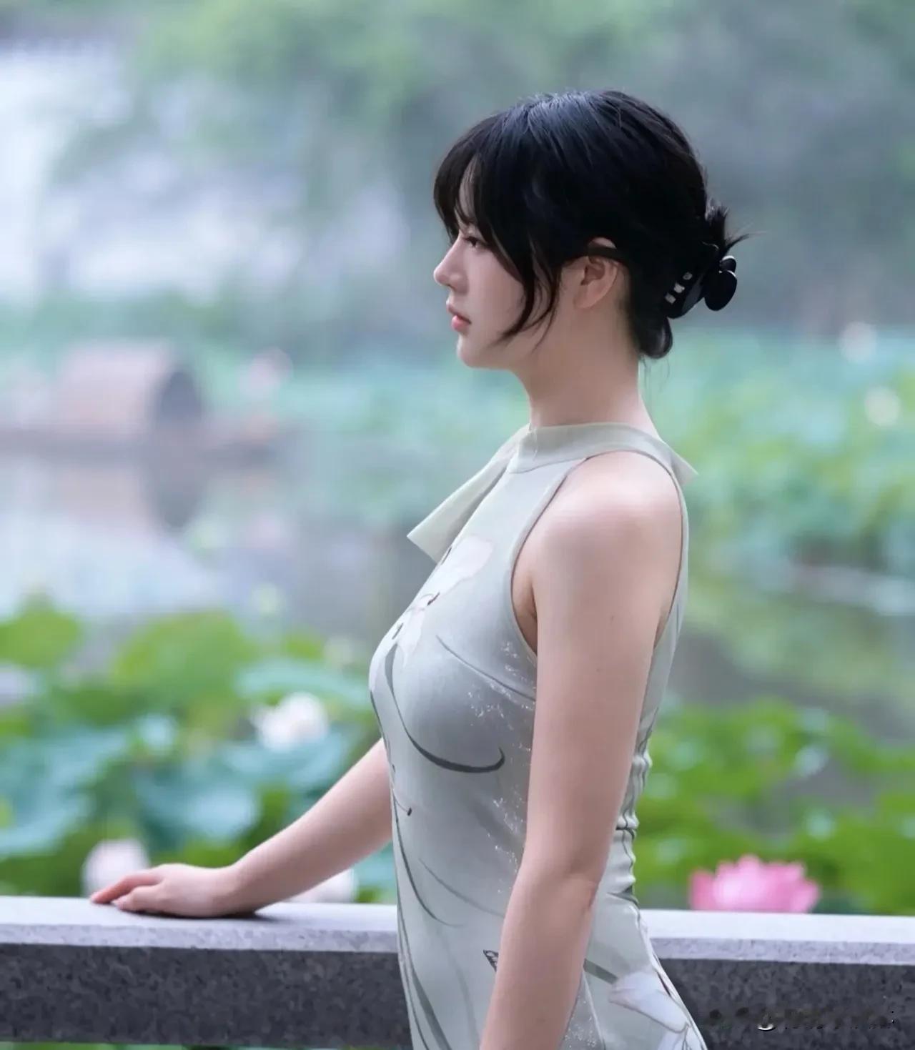 旗袍之美，东方韵味。  
一针一线，勾勒优雅身姿；  
一步一摇，绽放古典风情。