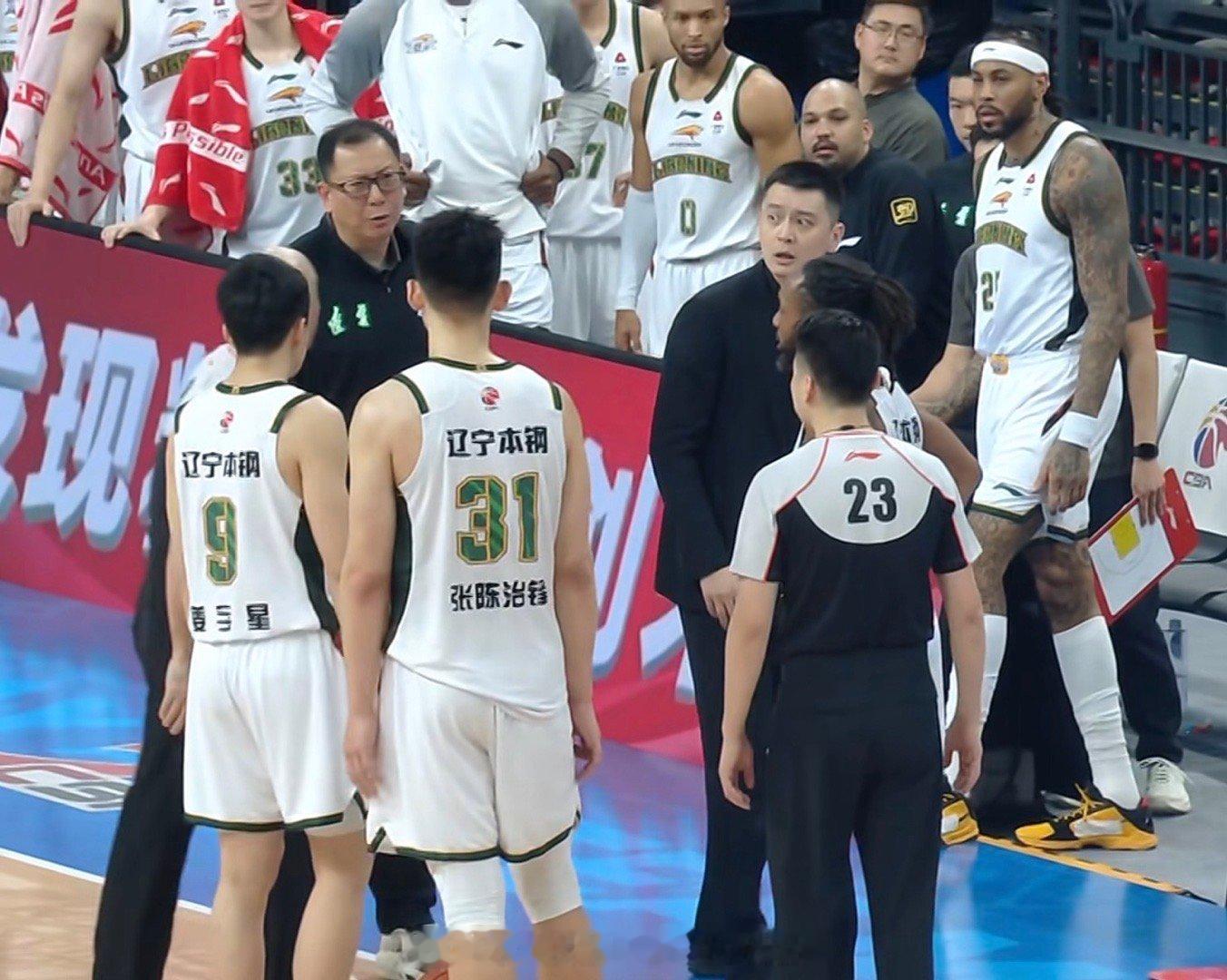 杨鸣连续吃到两个技术犯规被请出场京辽大战