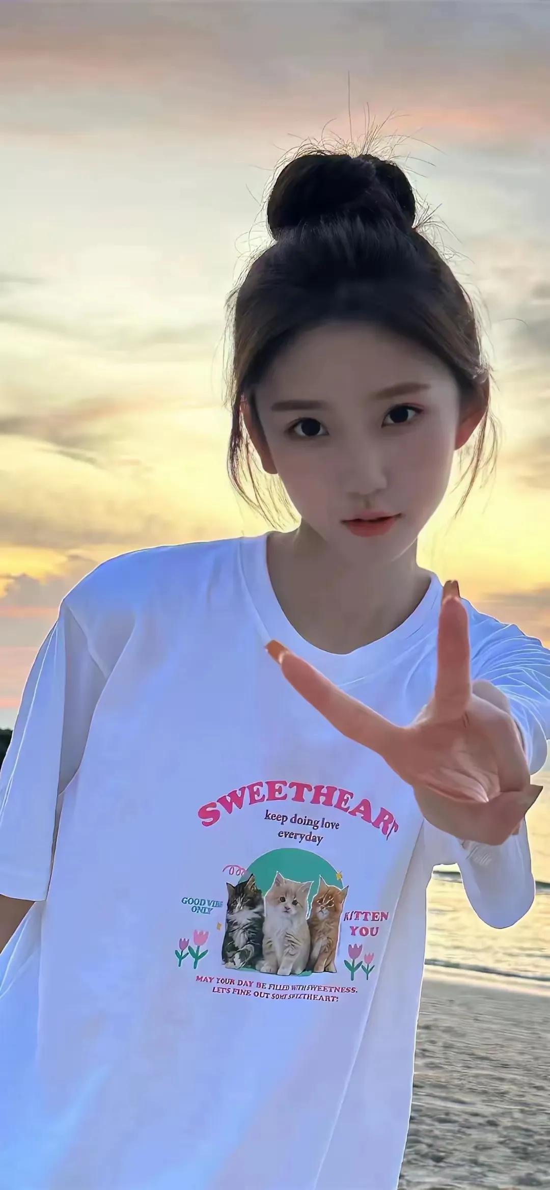《想你念你，不吐不快》
似乎只有到深山中
才能将所有的心事安放
才能将泛滥的思念