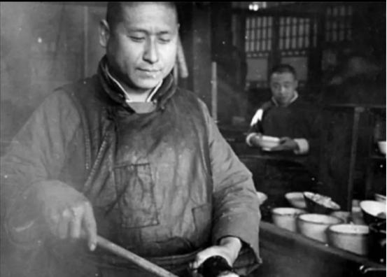 1949年，代号“608”的地下党，因唯一的交通员病逝，和党组织失联，这时，他想