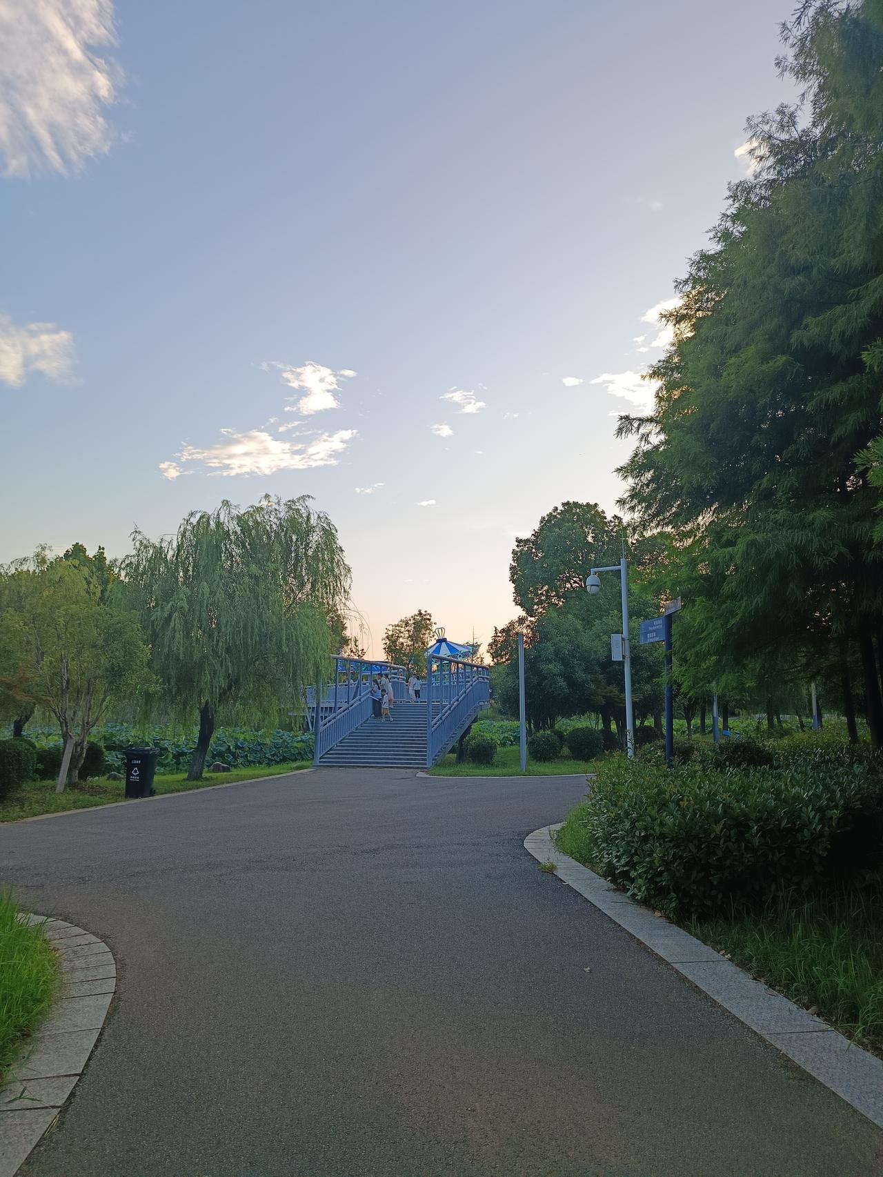 人到老年当你手里没有存款，身体又不健康处处需要子女来照顾时，你首先就是子女嫌弃的