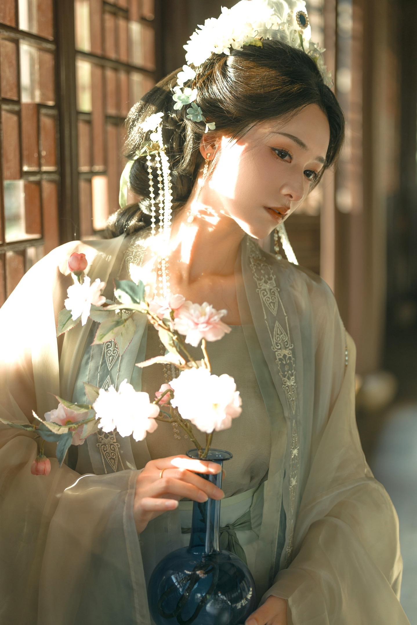 不装了，1个视频教你如何快速修出氛围感清透宋制古风照片！宋制