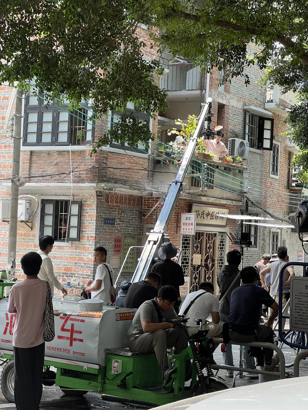 回家路上偶遇剧组拍戏🎦
