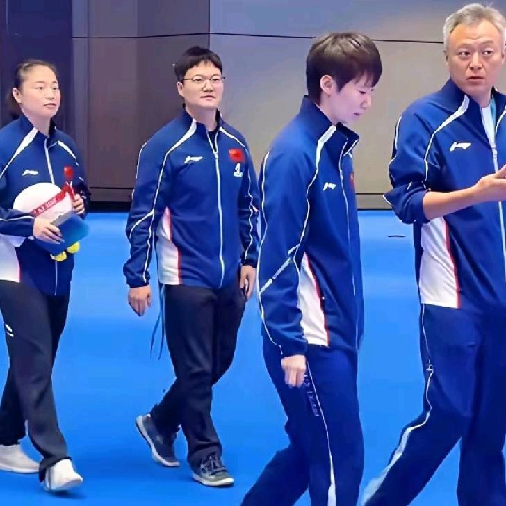 澳门世界杯颁奖结束，秦志戬总教练与曼昱小分队走一起。
    一路上，秦志戬总教