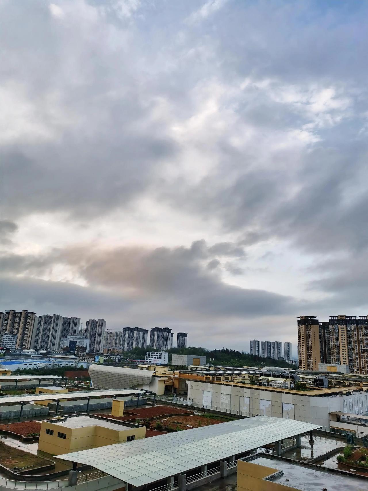 看着这乌云压顶的天空，感叹连天老爷都这样，哪有天天晴朗的天，犹如我们的人生，时晴