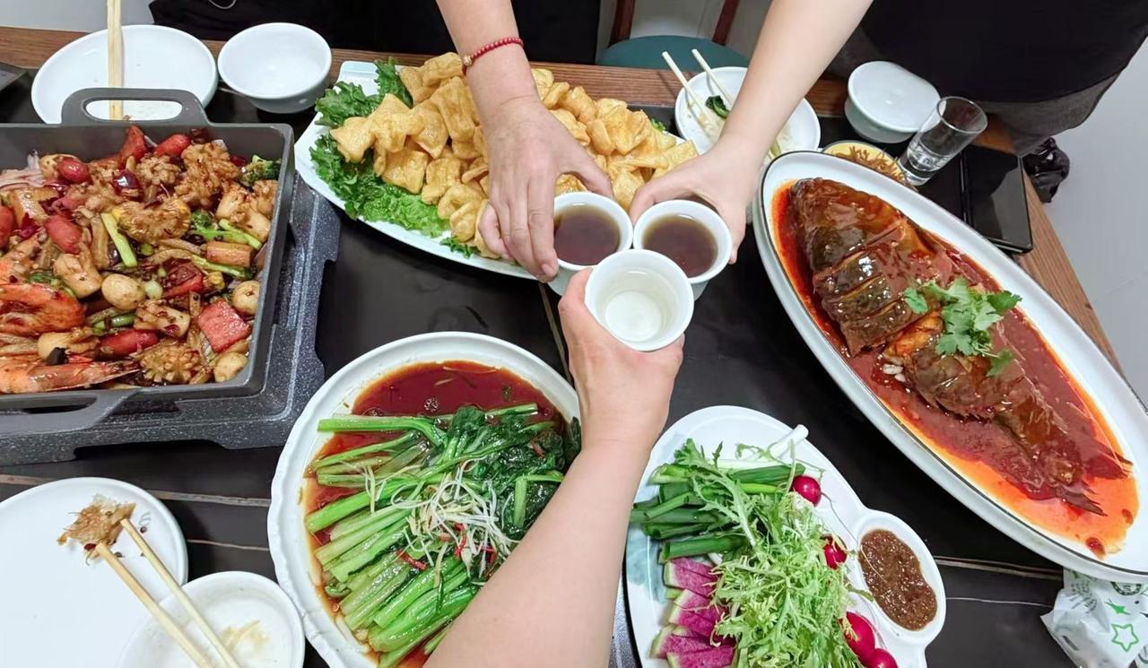 举杯邀明月，对影成三人，姐妹一起干杯，举杯畅饮。聚餐合影照 三杯酒敬三个人 对饮