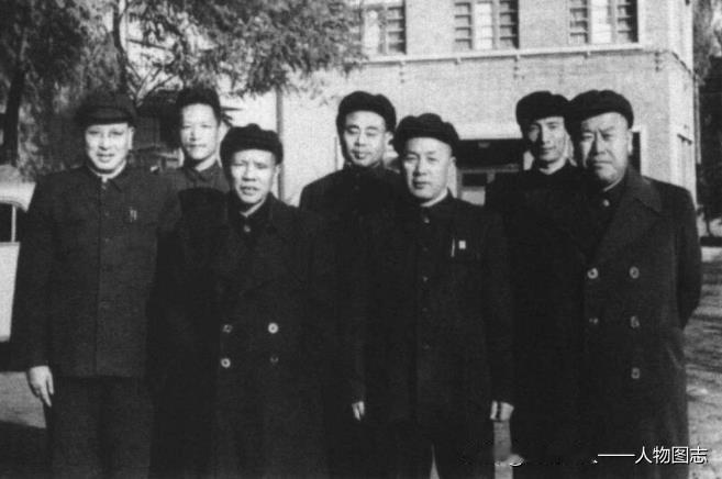 六十年代初，朱良才与战友合影。前排左起:王紫峰、朱良才、陈正湘。