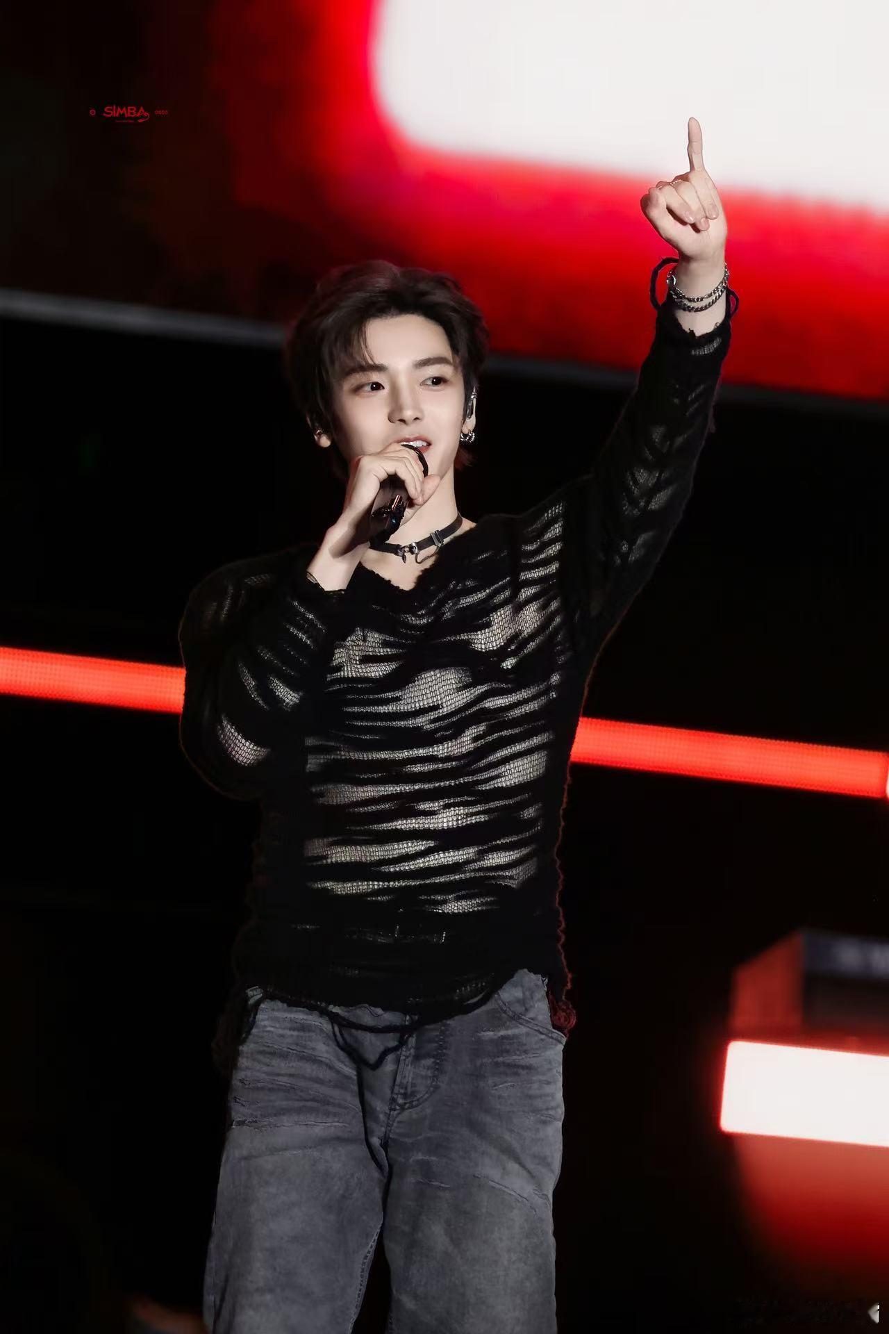 侯明昊的每个动作、每个眼神都充满了魅力，这样帅气的人谁能不喜欢，简直太撩了！ 