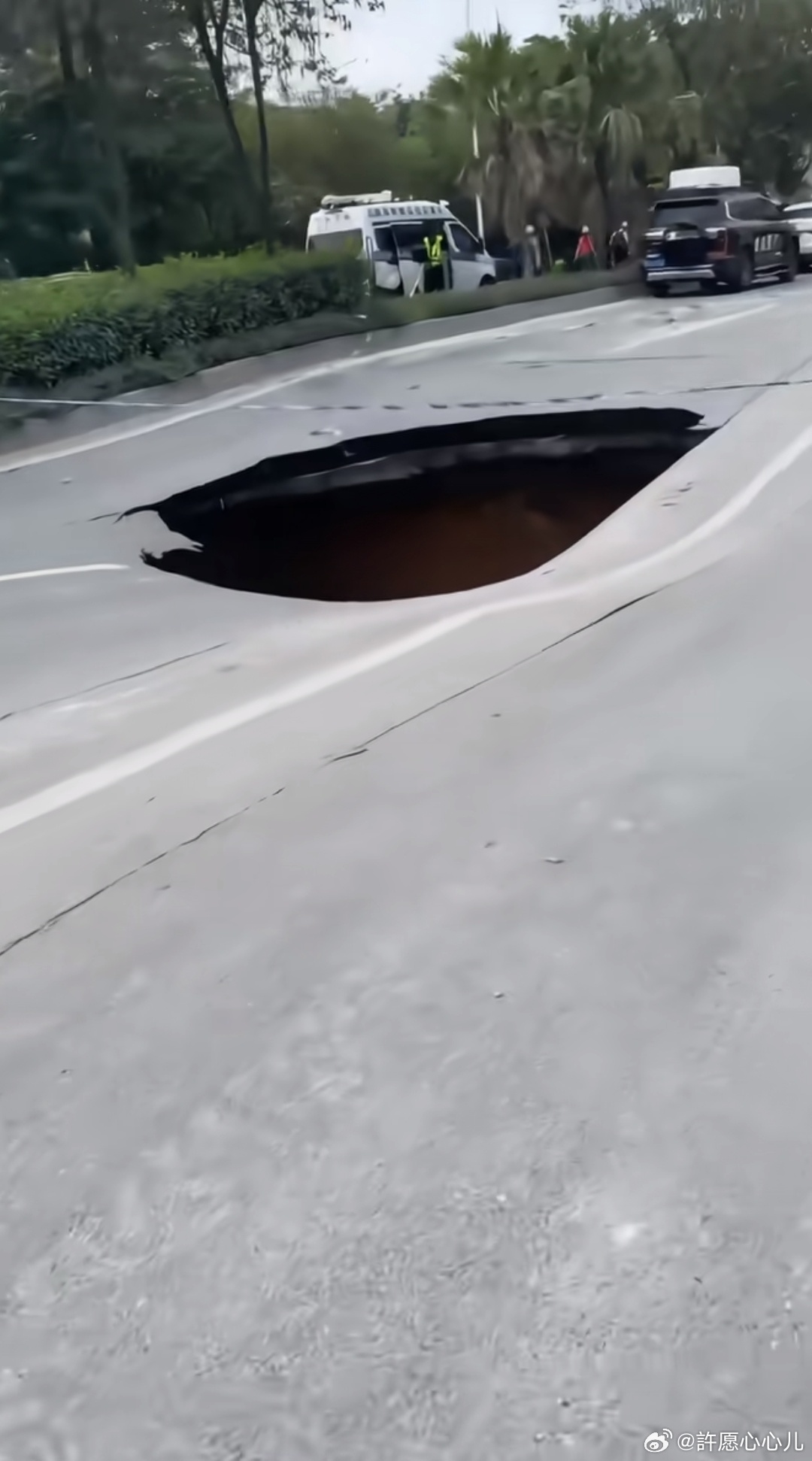 柳州地震倒塌房屋附近出现大坑柳州5.2级地震过后，柳南区多处出现规整深坑。专家确