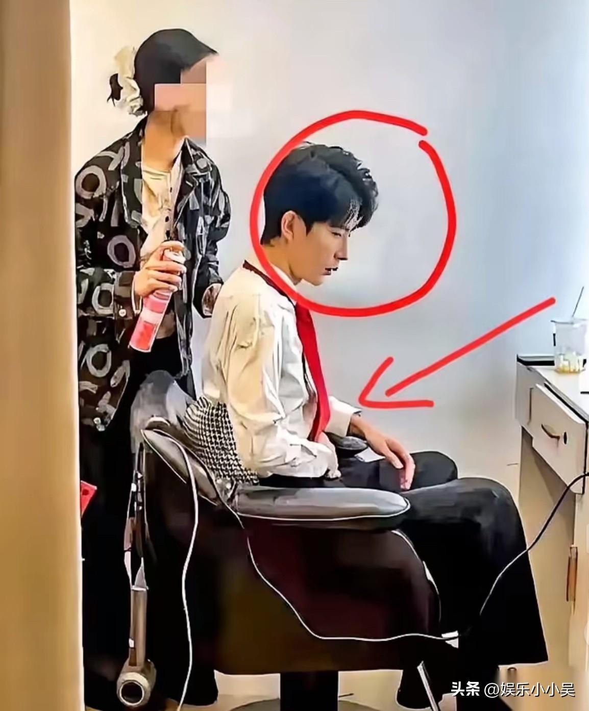 于朦胧 就这一张照片，不知道为什么，一下子就戳到我了。

不是帅不帅的问题。
