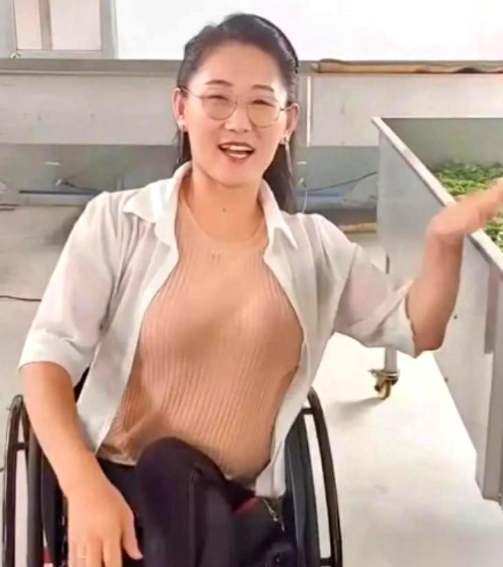山东那个只能爬着走路的女人，董明英，24岁那年，医生指着片子，一字一句地告诉她：