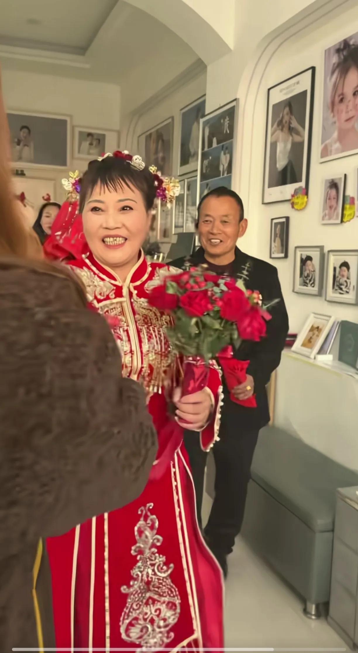 小时候看年轻人结婚，长大后还是看她们这帮人结婚，祝福他们白头偕老。