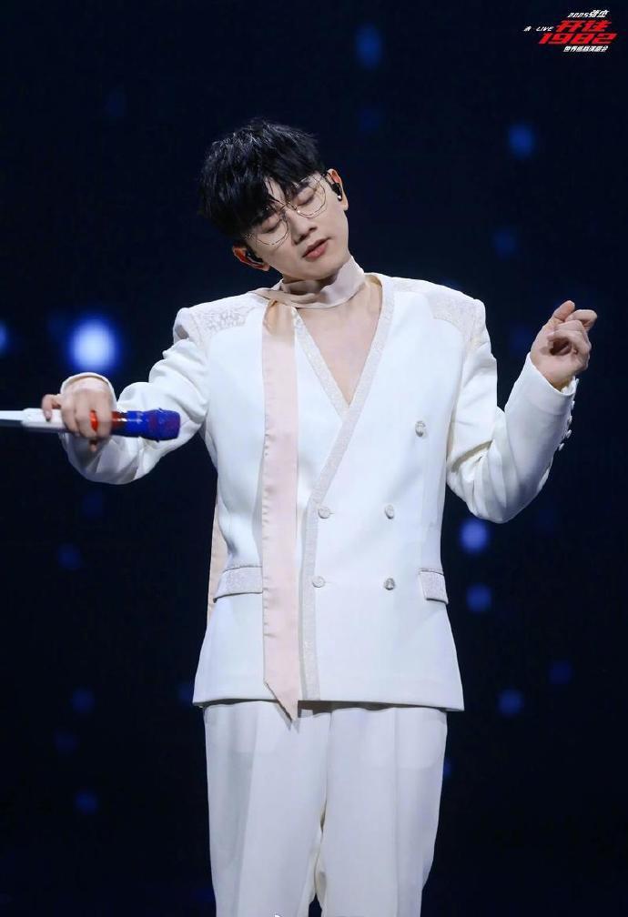 【律师解读张杰方文案涉嫌抄袭五月天】律师称张杰方文案属常见短语无抄袭近日，张杰工