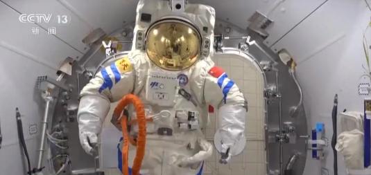 美国估计要急坏了。
中国神舟20的着陆，舷窗上有裂痕，美国看不到一点细节！
 