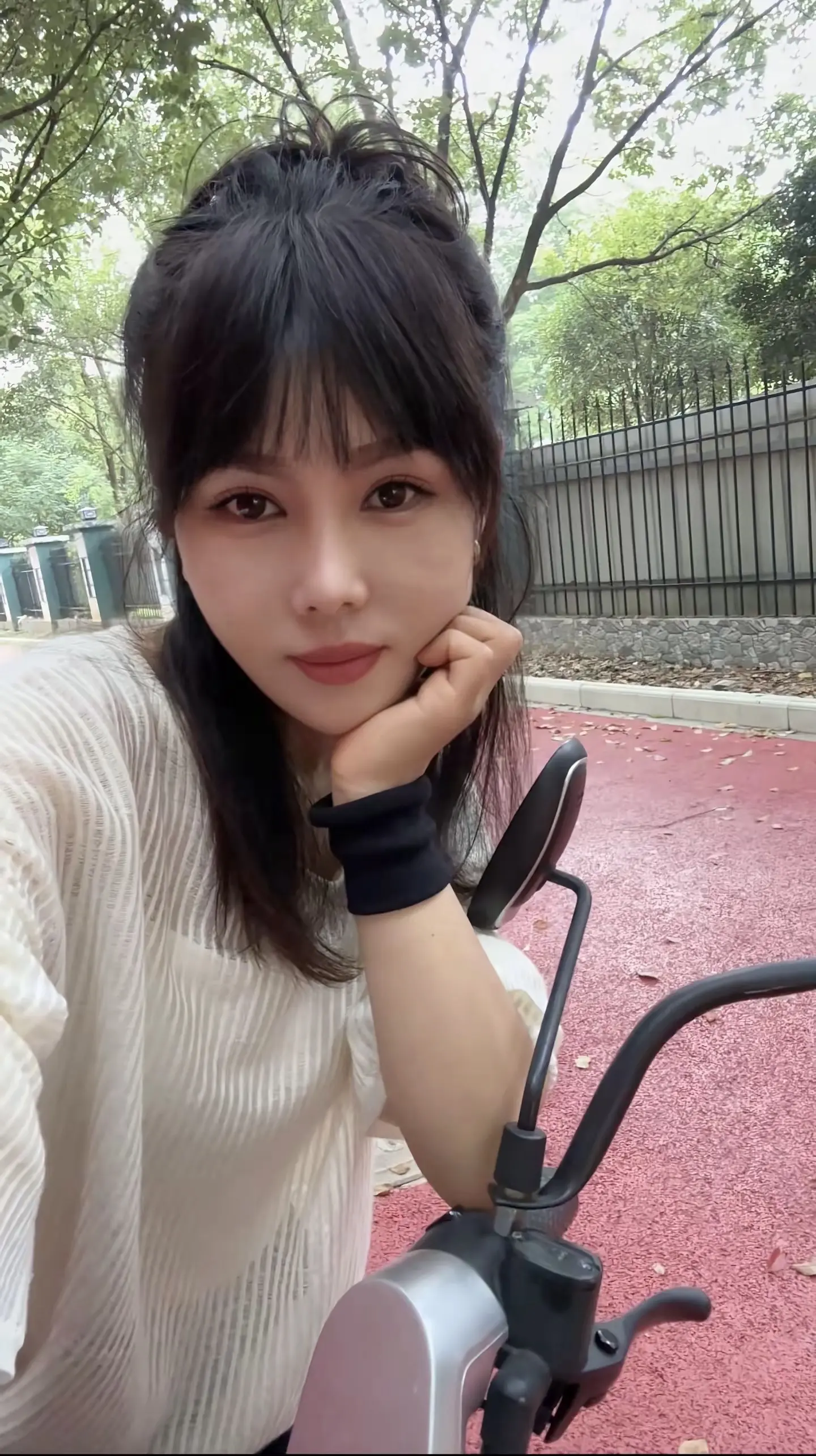 我们没有离婚，他外地打工，我留守陪读，我们已经有15天没有联系了，今天...