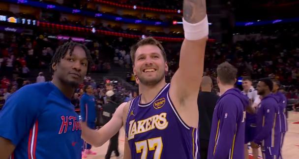 湖人巨星东契奇和火箭悍将芬尼-史密斯真是兄弟情深！在今天湖人客场以124：116