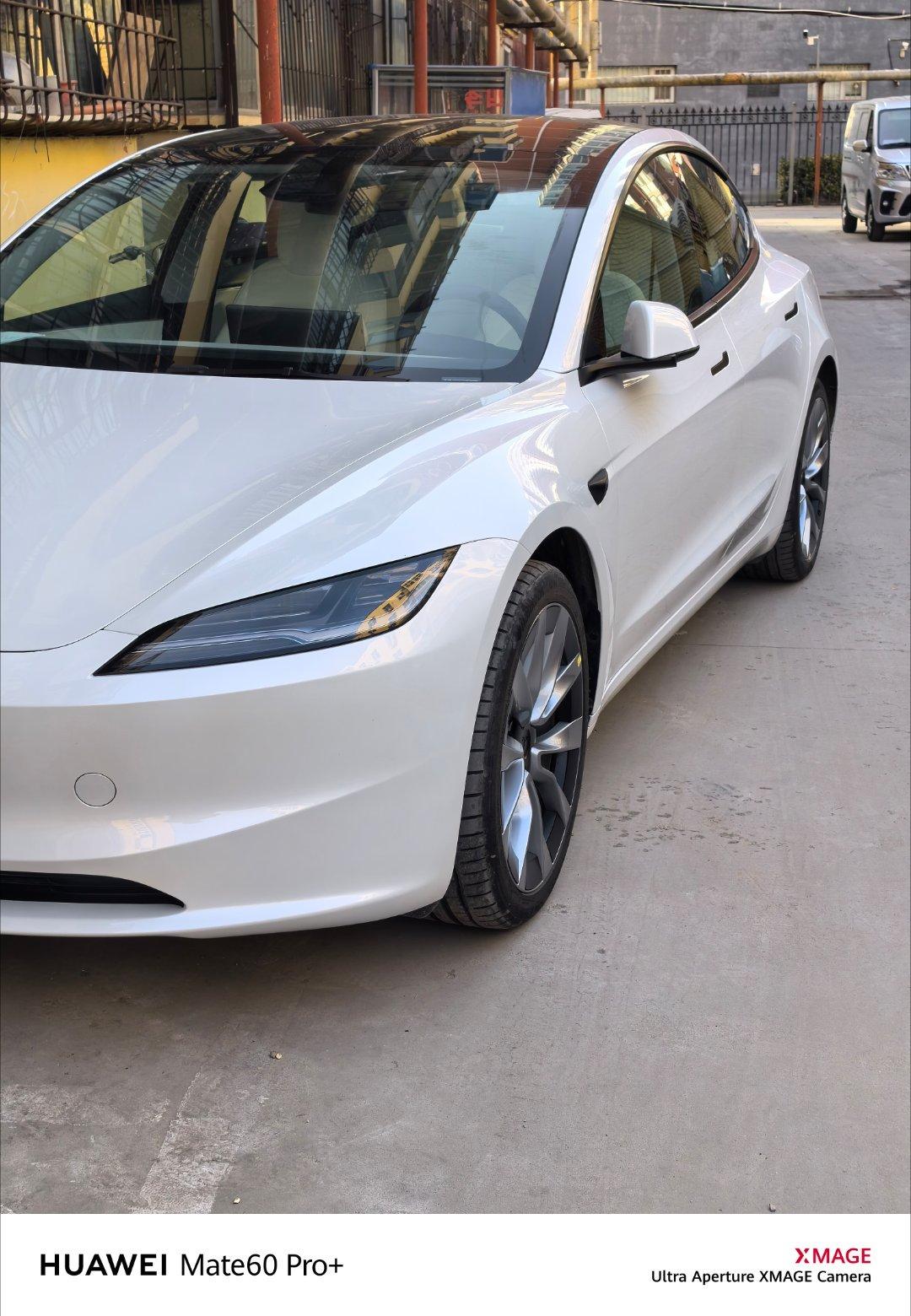 新model3这个侧面线条绝了，犀利大灯，老款model3是可爱，新款是帅气。满