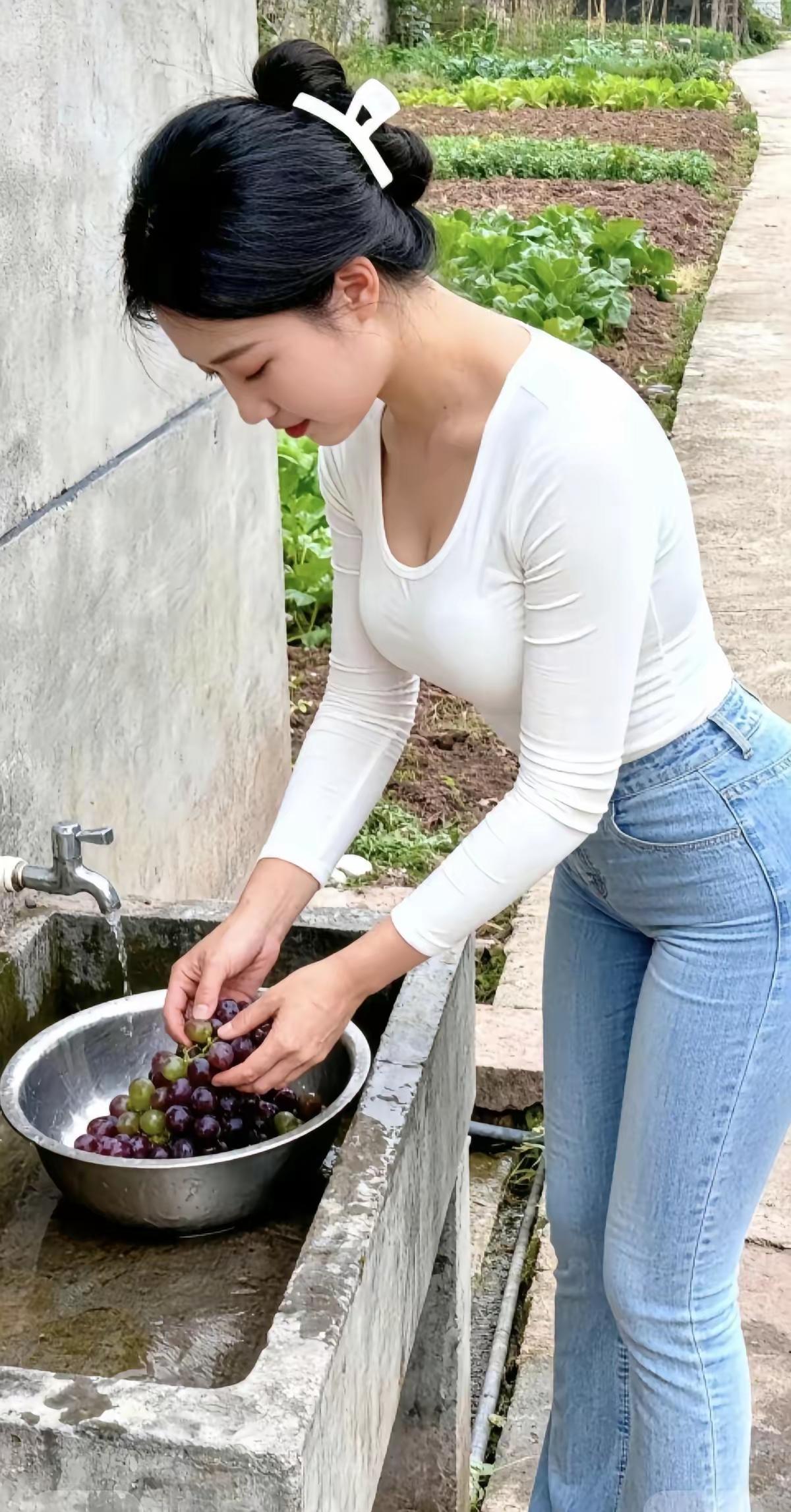 天净沙·待君
烧茶沸水添芽，
洗葡鲜果迎他。
静候言辞畅达。
情丝萦舍，
梦魂皆