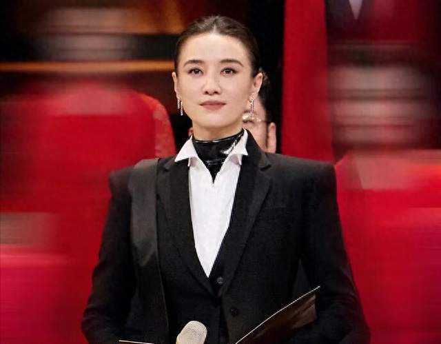 宋佳：演员向左，美人向右