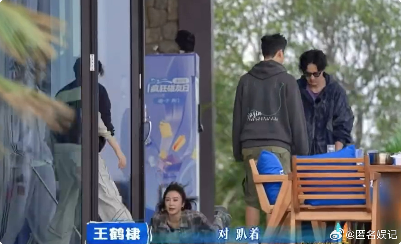 秦岚还记得自己是个明星吗秦岚的明星包袱呢？玩游戏这么拼，全身使劲的样子又憨又萌亲