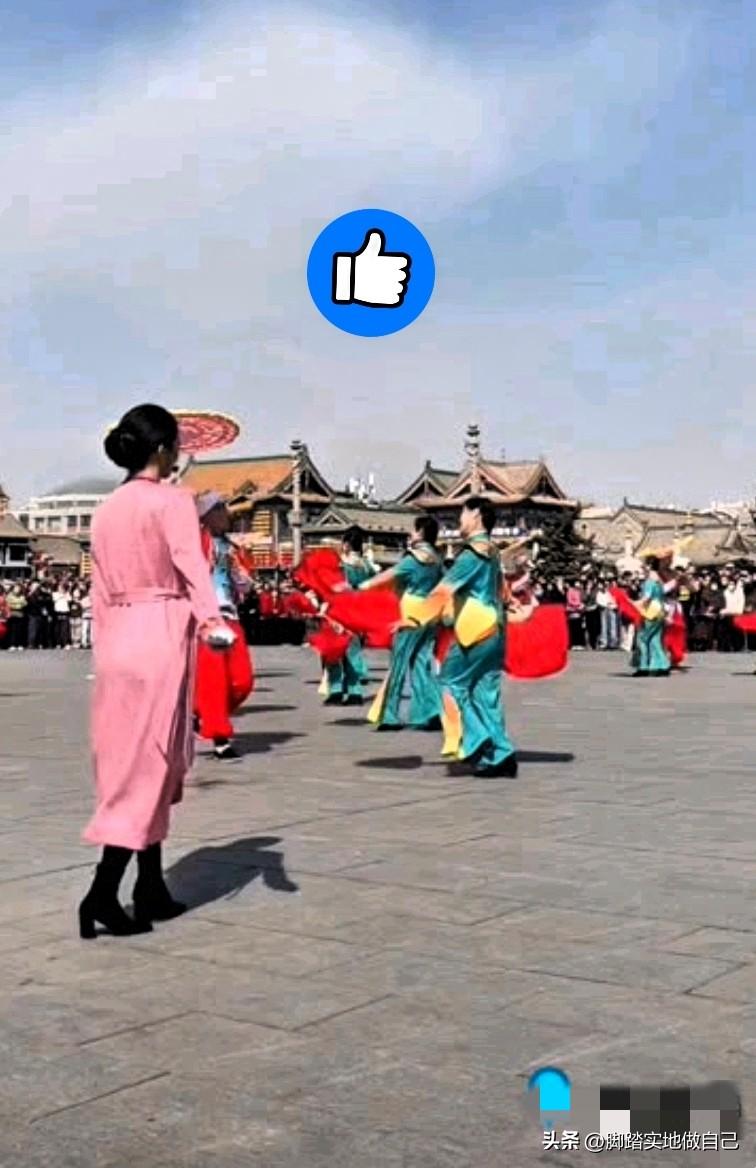 家人们快看！咱佳县的秧歌指挥倩倩出息了！🔥 这次直接亮相呼和浩特，这可是今年头