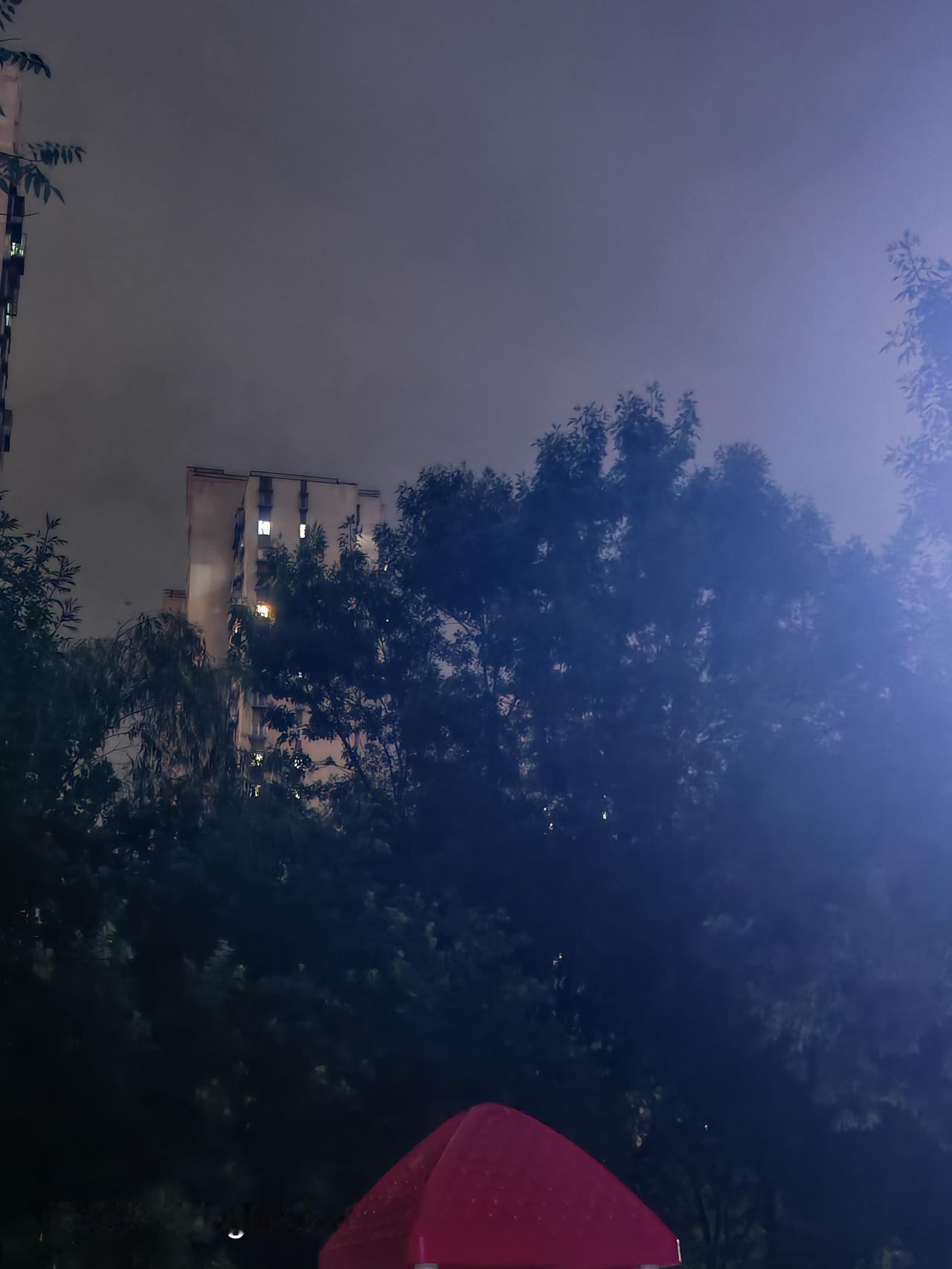 夜色渐浓，星光点点。北京通州华远铭悦小区里的夜晚静俏俏