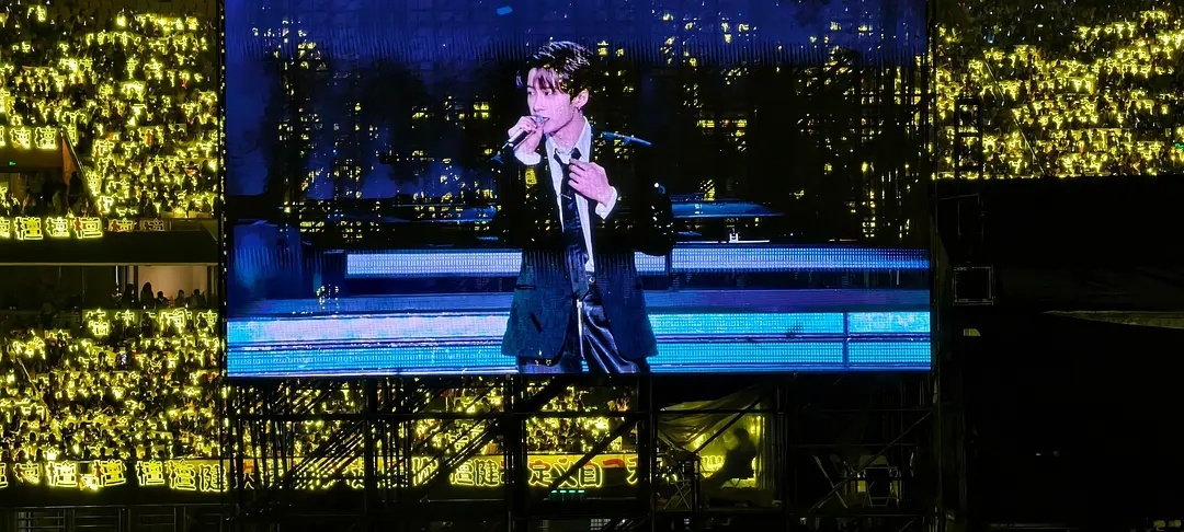 檀健次今晚活动灯牌，不知道还以为是个人演唱会 