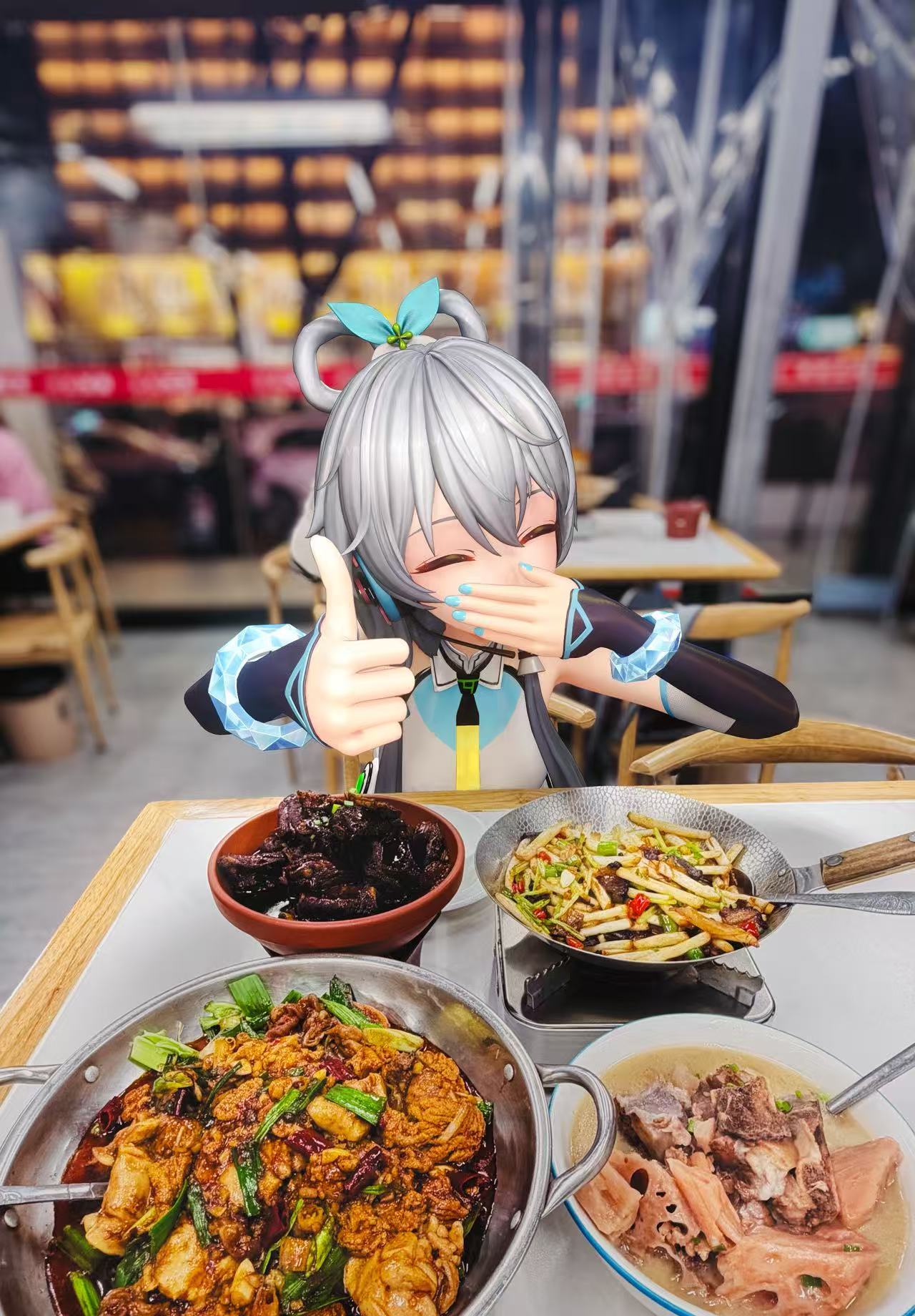 洛天依辣成这样了 武汉行吃辣实录太精彩！天依被辣到原地转圈圈，结果发现蛋酒解辣后