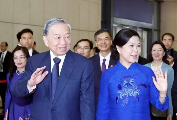 摊牌了！苏林前脚刚登上回国的火车，后脚中越联合声明就砸下来，铁路、矿产、核安全、