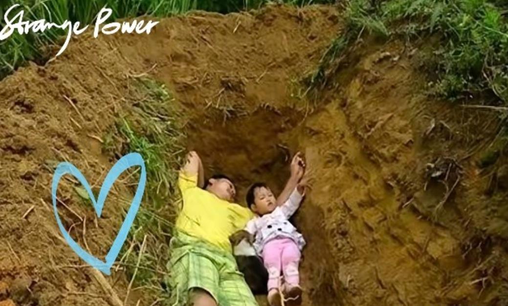 那个蹲在土坑边的父亲，再也不用跟女儿玩“假装在坟墓”的游戏了，2017年四川隆昌