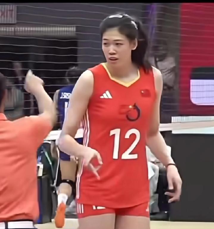 李盈莹不靠运气，靠的是凌晨四点的球场。
别人休息，她在练一传；别人喊累，她在加扣