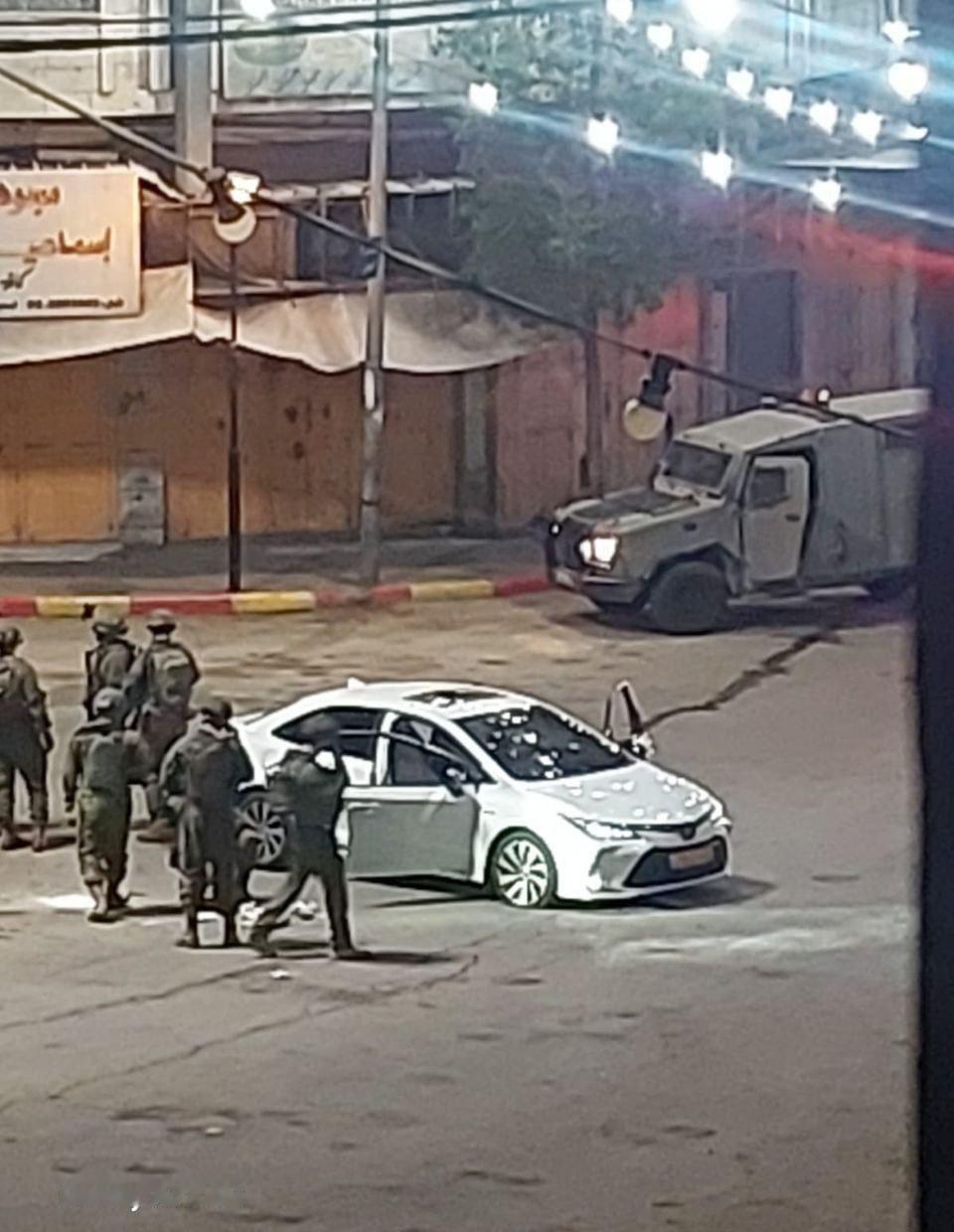 在约旦河西岸地区希伯伦市的一处非法检查站，两名巴勒斯坦人驾车撞伤了一名以色列占领