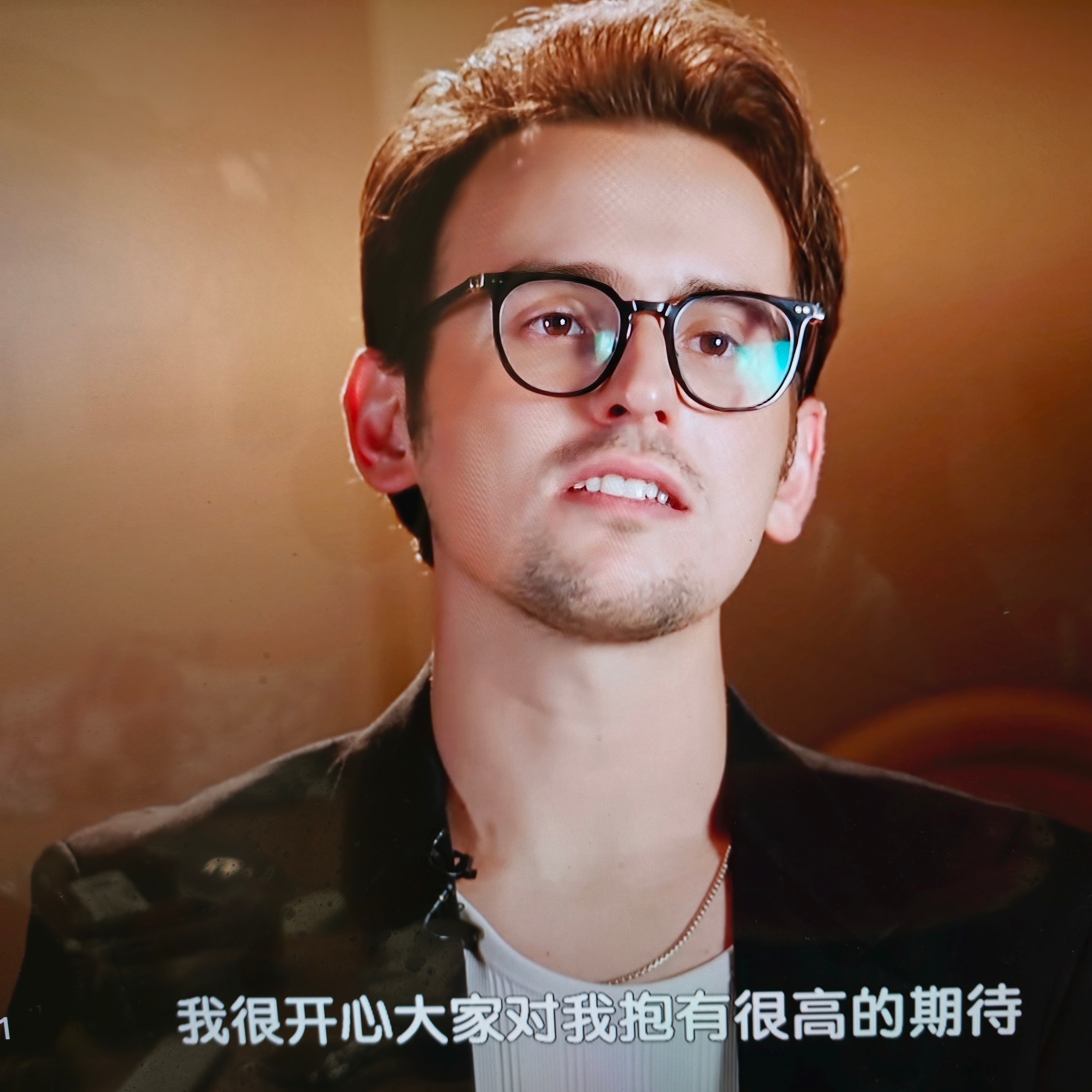 歌手直播要准备听吉吉的破音了。talking to the moon~~ 