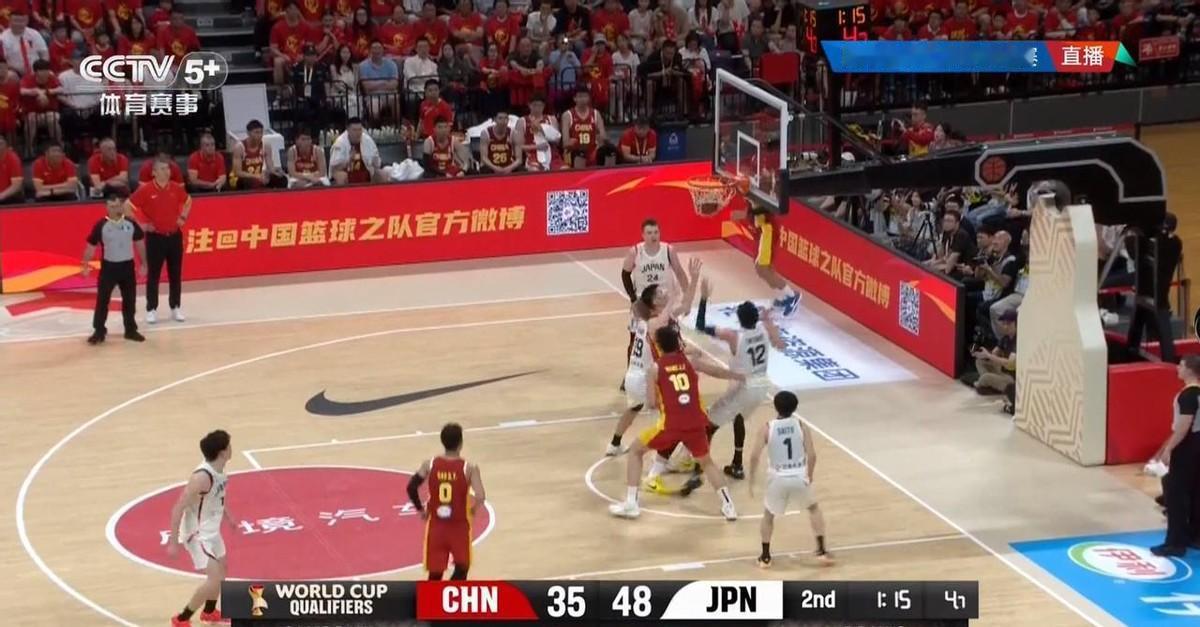 2027男篮世界杯预选赛中日之战半场哨响，中国队从开局领先7分到半场40-50落