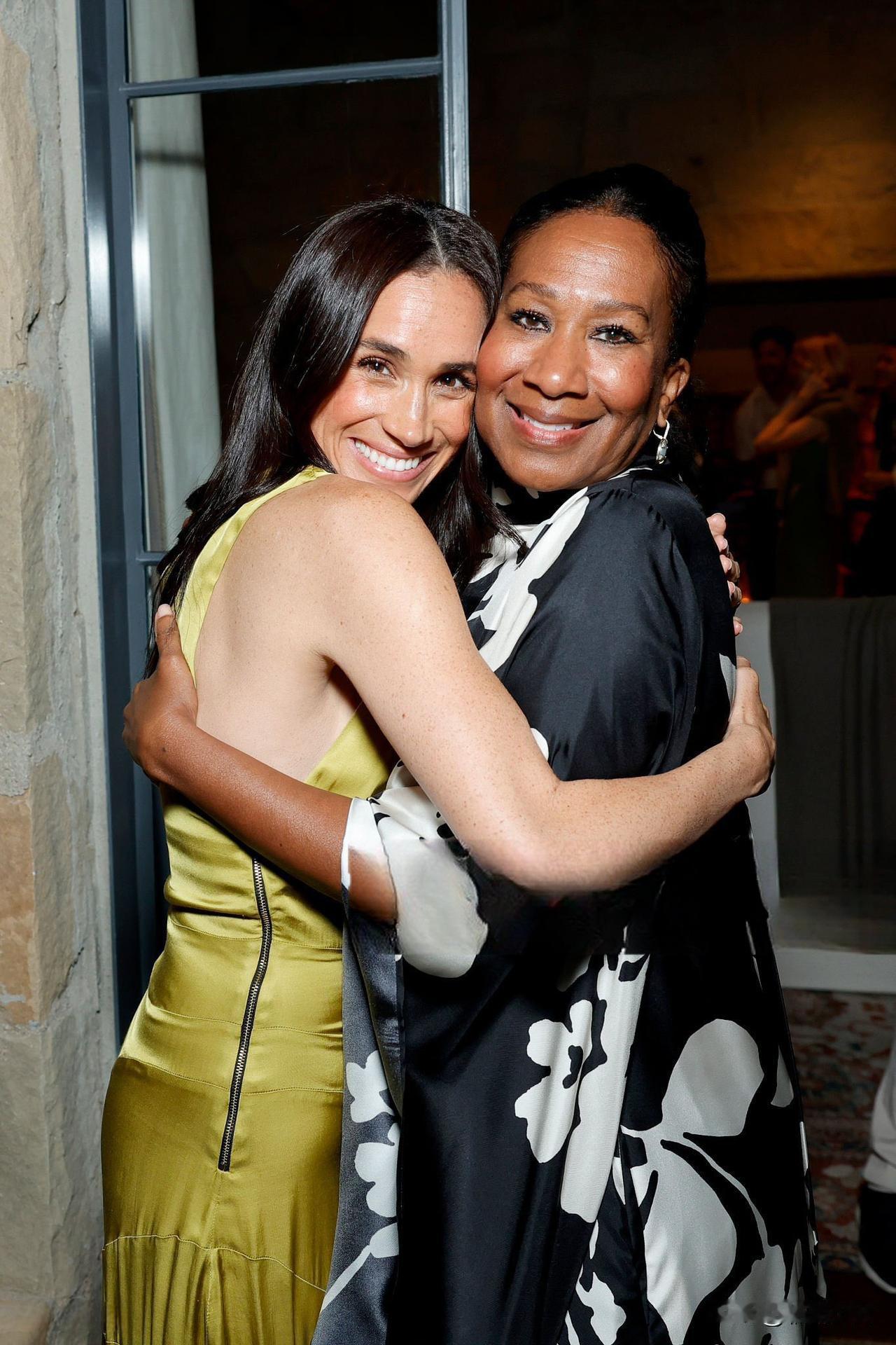 照片分享。哈里梅根参加网飞首席执行官的一个私人聚会晚宴。
梅根不仅熊抱执行官夫人