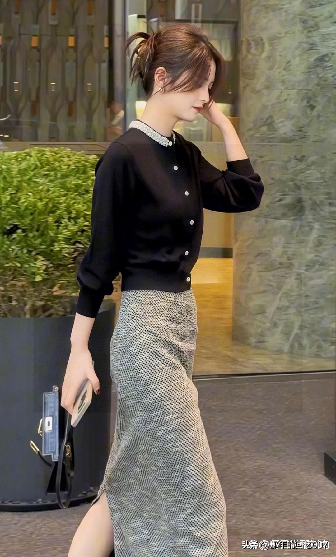 黑白撞色穿搭简直是优雅都市风的标配，穿上瞬间自信满满！
像经典的黑白撞色西装外套