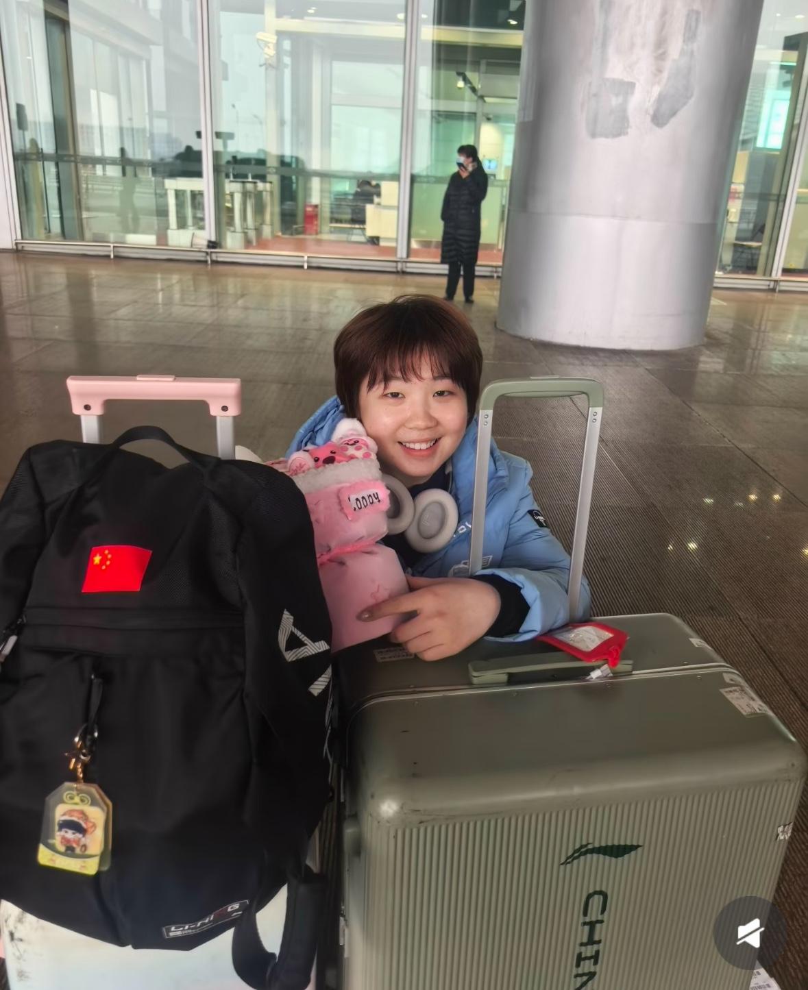 蒯曼在机场受到球迷热烈，收到鲜花很开心！
3月2日，国乒结束新加坡大满贯的
比赛