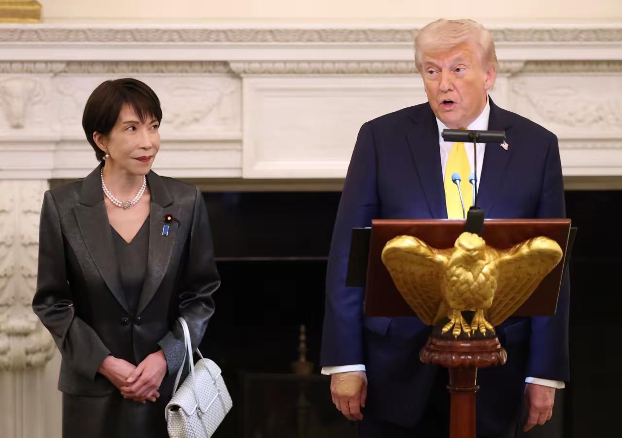 白宫治安不怎么样啊，你看人家高市早苗，生怕她的小白包丢了，在主席台上发表讲话都挎