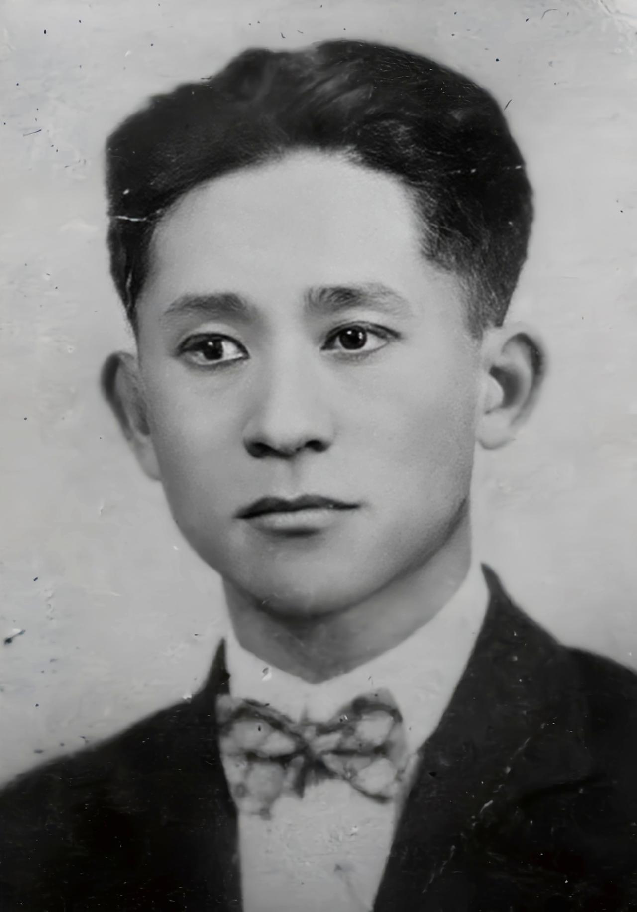 1923年，车耀先被敌人打碎颅骨，战友以为他死了，便脱掉他的衣服，丢进弹坑，就地
