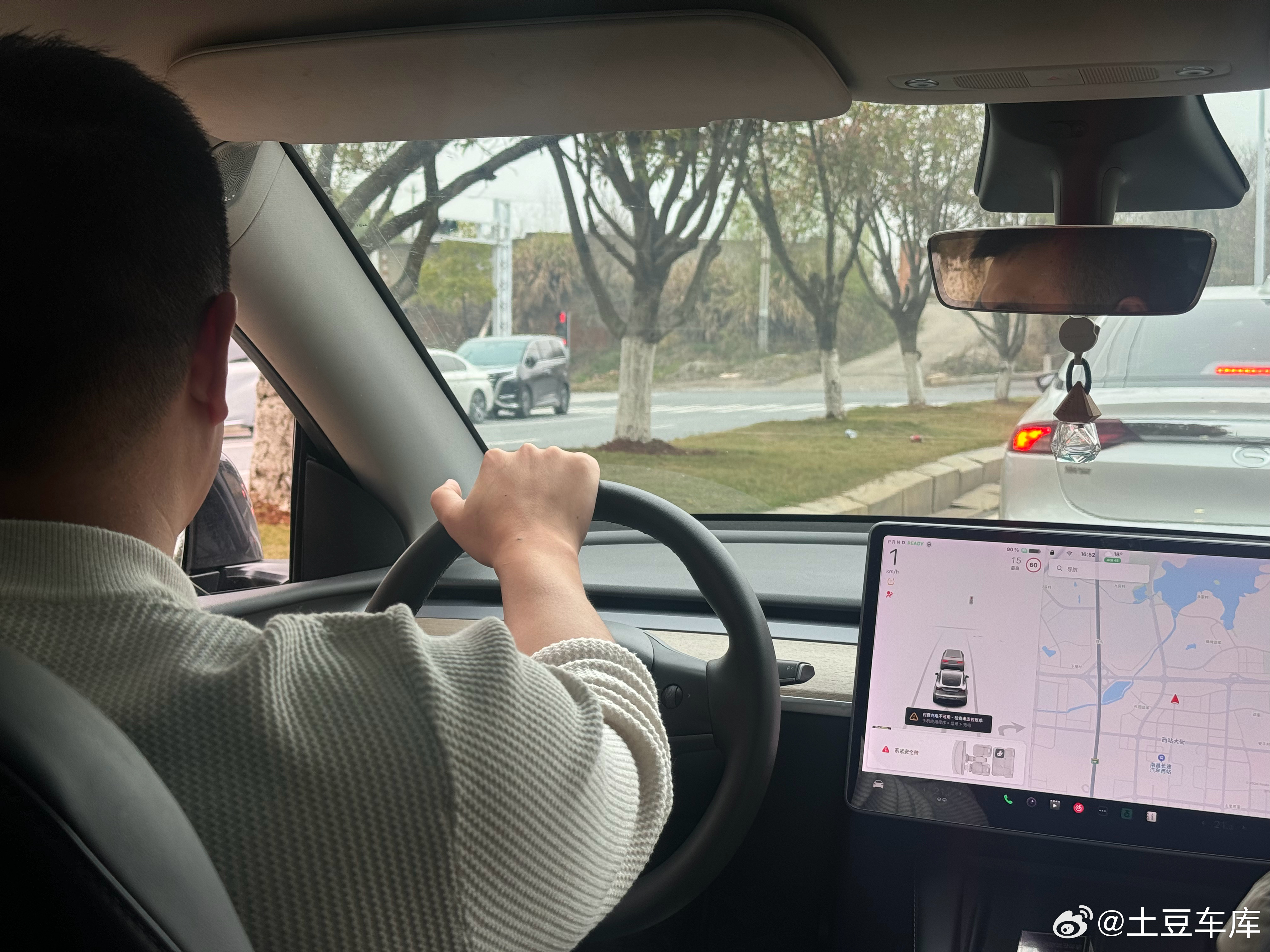 这大哥真牛逼今天过来收他的特斯拉90年 接过三次婚 关键是在南昌 这彩礼得多少钱